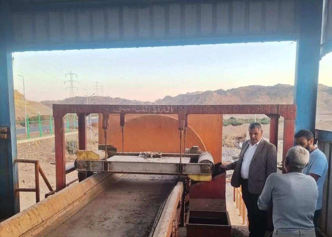 نائب محافظ أسوان يتفقد مصنع تدوير المخلفات والقمامة بالشلال 19 - جريدة المساء