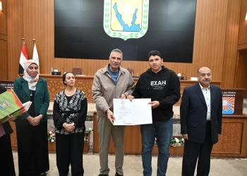 محافظ جنوب سيناء يكرّم خريجي دورات الحاسب الآلي وتنمية القدرات بديوان عام المحافظة 23 - جريدة المساء