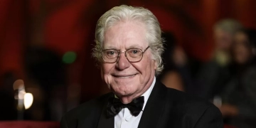 حسين فهمي يكرم من مركز السينما العربية على هامش "كان السينمائي" 1 - جريدة المساء