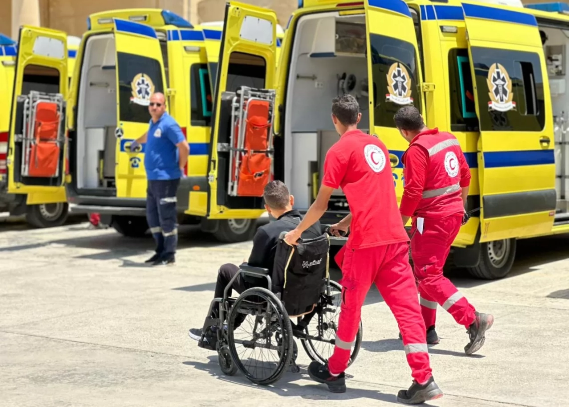 الهلال الأحمر يستقبل المصابين الفلسطينيين