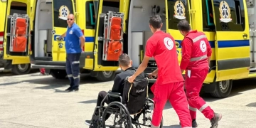 الهلال الأحمر يستقبل المصابين الفلسطينيين