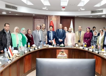 د. الأنصاري محافظ الجيزة في لقطة تذكارية مع الصحفيين في ختام الاجتماع