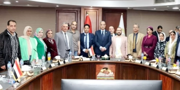 د. الأنصاري محافظ الجيزة في لقطة تذكارية مع الصحفيين في ختام الاجتماع