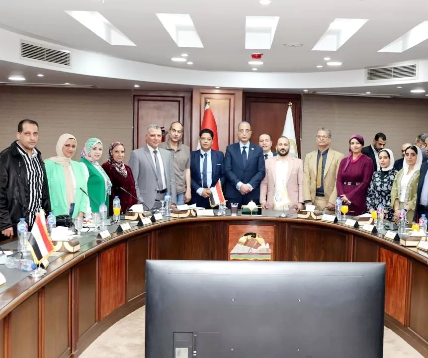 د. الأنصاري محافظ الجيزة في لقطة تذكارية مع الصحفيين في ختام الاجتماع
