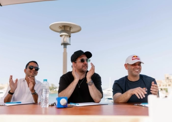 هشام ماجد يسلم الجائزة في ختام Red Bull Tuk-It بعد منافسة بين 16 فريقًا 25 - جريدة المساء