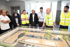 وزير الصناعة يتفقد مجمعاً لصناعة الأسمنت ومصنعين متخصصين في الملابس الجاهزة والصناعات الغذائية في محافظتي بنى سويف والمنيا 21 - جريدة المساء