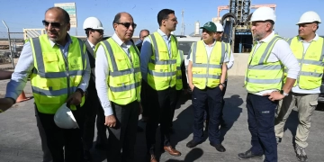 وزير الصناعة يتفقد مجمعاً لصناعة الأسمنت ومصنعين متخصصين في الملابس الجاهزة والصناعات الغذائية في محافظتي بنى سويف والمنيا 1 - جريدة المساء