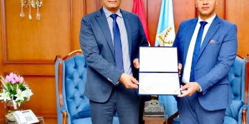 محافظ كفرالشيخ كرّم وكيل التموين السابق تقديرا لعطائه 1 - جريدة المساء