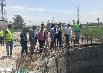 إبراهيم الشهابي نائب محافظ الجيزة يتفقد مشروعات الصرف الصحي بالبدرشين