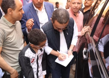 محافظ المنوفية يوقع لطالب بالشهداء "أوتوجراف" : ( ربنا يوفقك و يكرمك ..و إن شاء الله تكون أحسن مهندس ) 17 - جريدة المساء