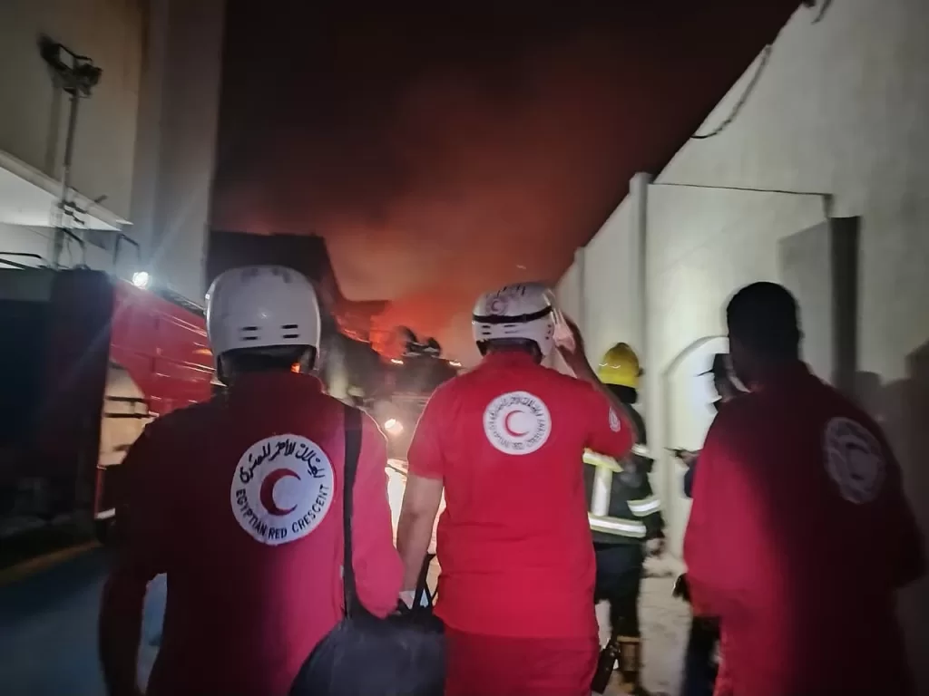 الهلال الأحمر يدعم جهود إخماد الحريق 