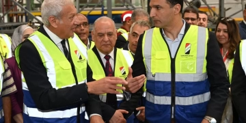 وزير الصناعة يتفقد مصنع شركة النصر للسيارات بحلوان ويشيد بجودة السيارات المصنعة بواحدة من قلاع الصناعة المصرية 1 - جريدة المساء