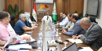 المحافظ يجتمع مع القيادات التنفيذية بالمحافظة لمناقشة تطوير محيط محور عمرو بن العاص