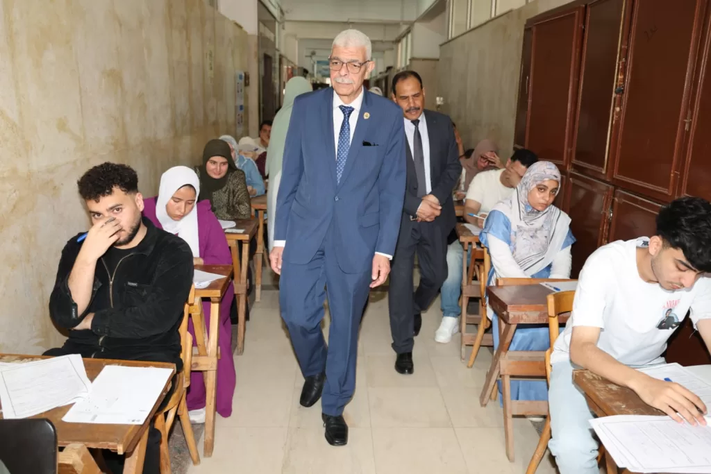 رئيس جامعة المنوفية يتفقد لجان الامتحانات بكلية التمريض 21 - جريدة المساء