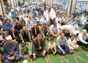 محافظ أسوان يؤدى صلاة عيد الأضحى المبارك وسط أجواء إيمانية وإحتفالية 29 - جريدة المساء