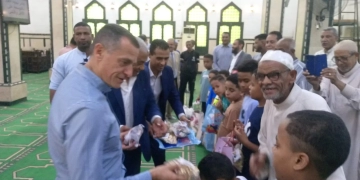 محافظ أسوان يوزع كروت تهنئة الرئيس السيسى والهدايا والعيدية على الأطفال 1 - جريدة المساء
