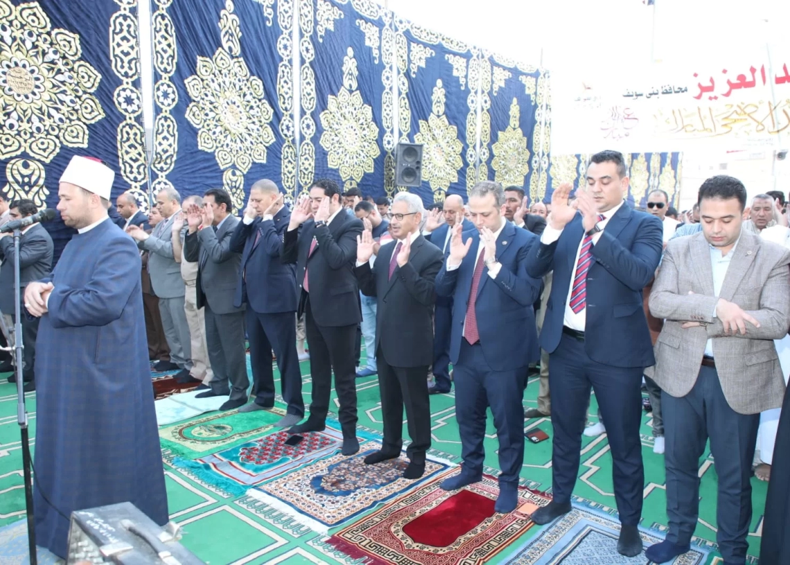 محافظ بني سويف يؤدي شعائر صلاة عيد الأضحى المبارك 15 - جريدة المساء