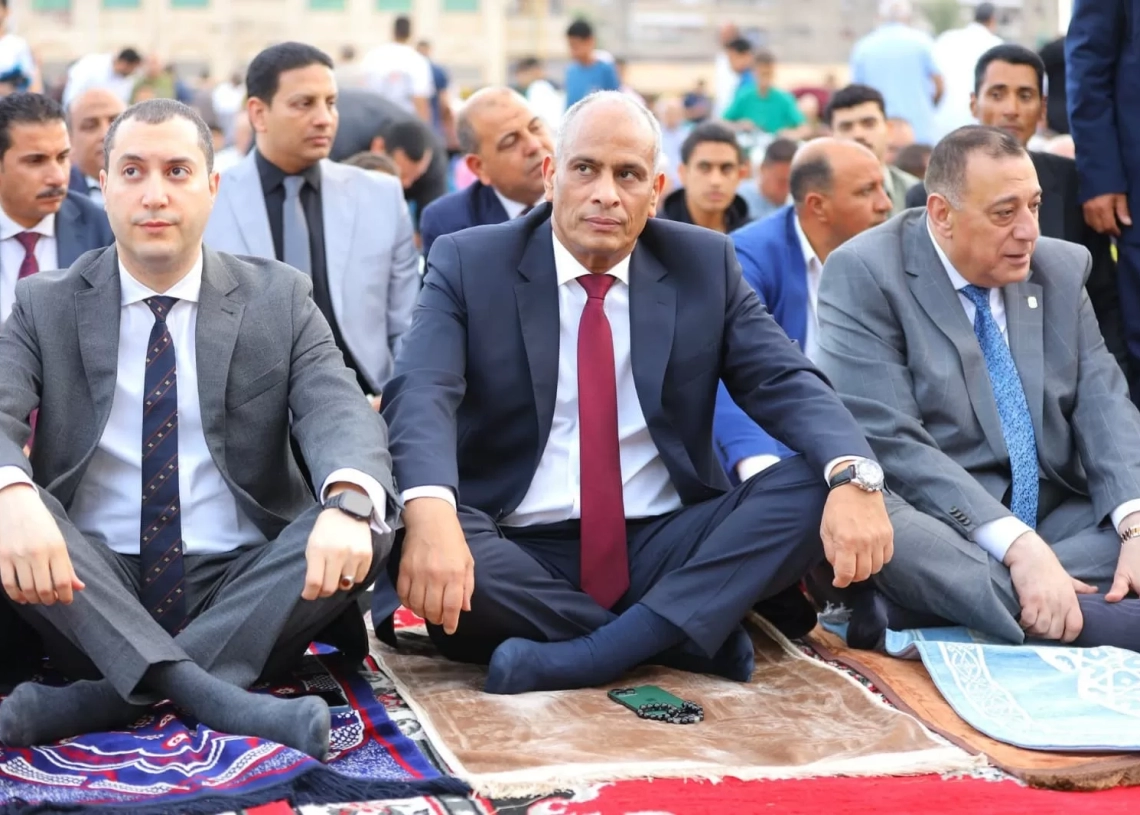 محافظ كفرالشيخ يؤدي صلاة عيد الأضحى المبارك وسط الآلاف من أهالي المحافظة بساحة سيتى كلوب 19 - جريدة المساء
