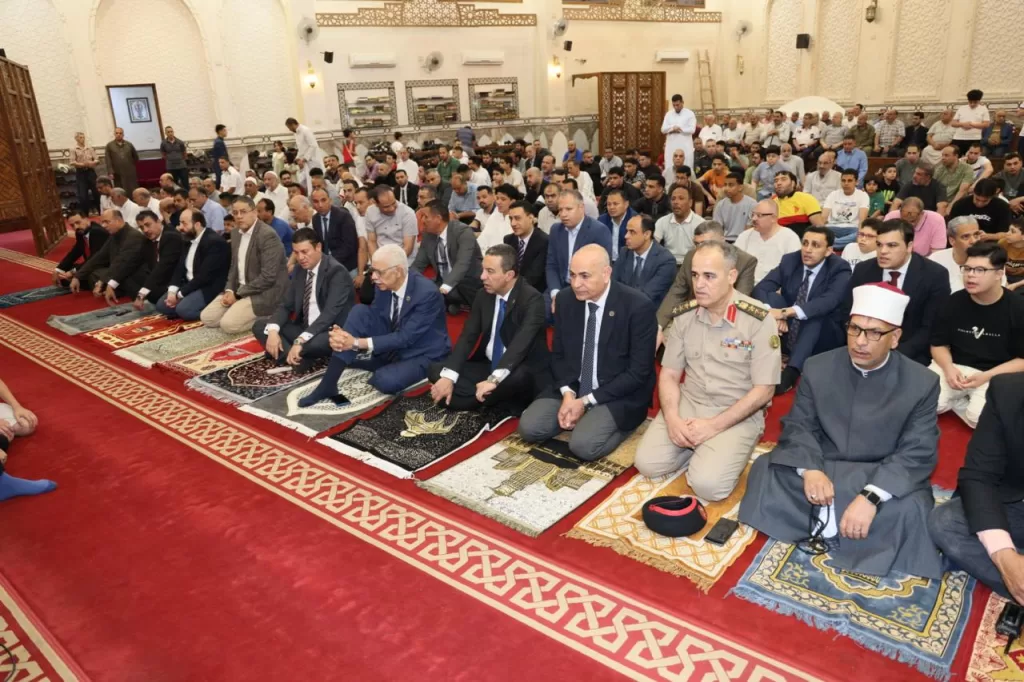 محافظ المنوفية يؤدي صلاة عيد الأضحي المبارك بمسجد الرؤوف الرحيم بشبين الكوم 17 - جريدة المساء