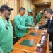 محافظ المنوفية يوزع بونات غذائية و مساعدات عينية على عمال النظافة و يهنأهم بالعيد 3 - جريدة المساء
