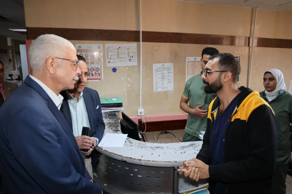رئيس جامعة المنوفية يتفقد معهد الكبد و يهنئ الأطباء و العاملين بعيد الأضحى المبارك 20 - جريدة المساء