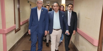 رئيس جامعة المنوفية يتفقد معهد الكبد و يهنئ الأطباء و العاملين بعيد الأضحى المبارك 1 - جريدة المساء