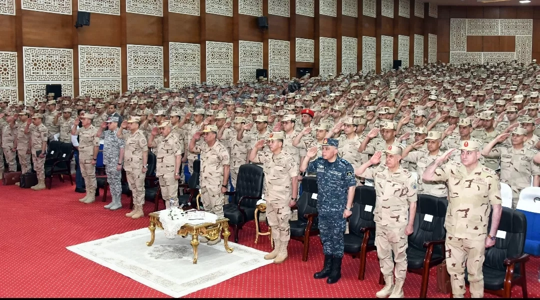 وزير الدفاع والإنتاج الحربى يلتقى عدداً من مقاتلى المنطقة الغربية العسكرية 19 - جريدة المساء