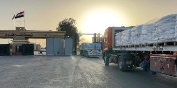 الهلال الأحمر يمد غزة بزاد العزة