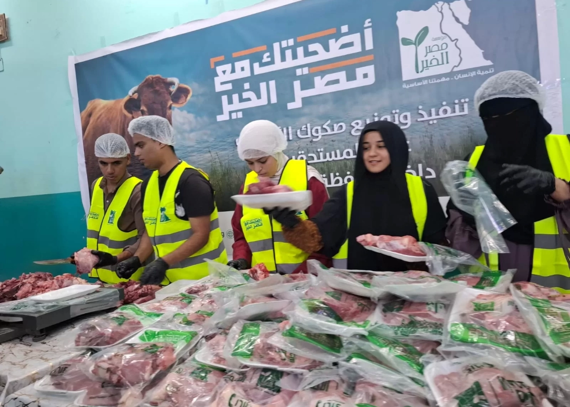 ذبح وتوزيع لحوم 42 عجلًا في أول أيام عيد الأضحى بالتعاون مع مصر الخير والتضامن الاجتماعي 19 - جريدة المساء