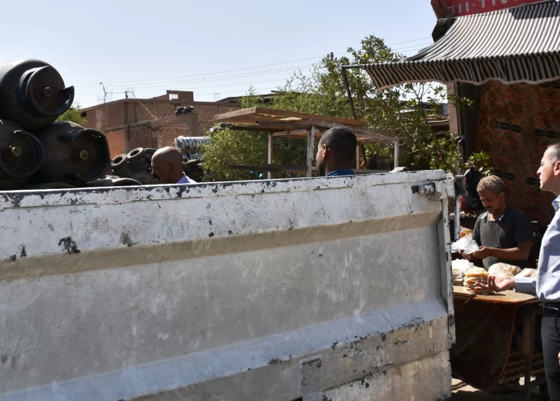 خلال جولته الميدانية .. محافظ أسوان يوجه بغلق مخبز بمطلع المدينة الصناعية الجديدة ، 19 - جريدة المساء