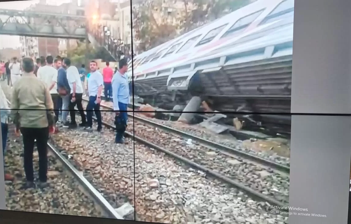 محافظ اسوان يتابع حادث إنقلاب عربة بقطار أسوان–القاهرة الروسى وجهود إعادة الحركة لطبيعتها 18 - جريدة المساء