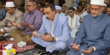 مدير مديرية أوقاف سوهاج يؤدي صلاة الجمعة بمسجد العارف بالله بحضور محافظ سوهاج 1 - جريدة المساء