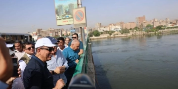 وزير الري ومحافظ المنيا يتفقدان أعمال تطهير النيل وترعة الإبراهيمية وعدداً من المشروعات المائية بالمحافظة 1 - جريدة المساء