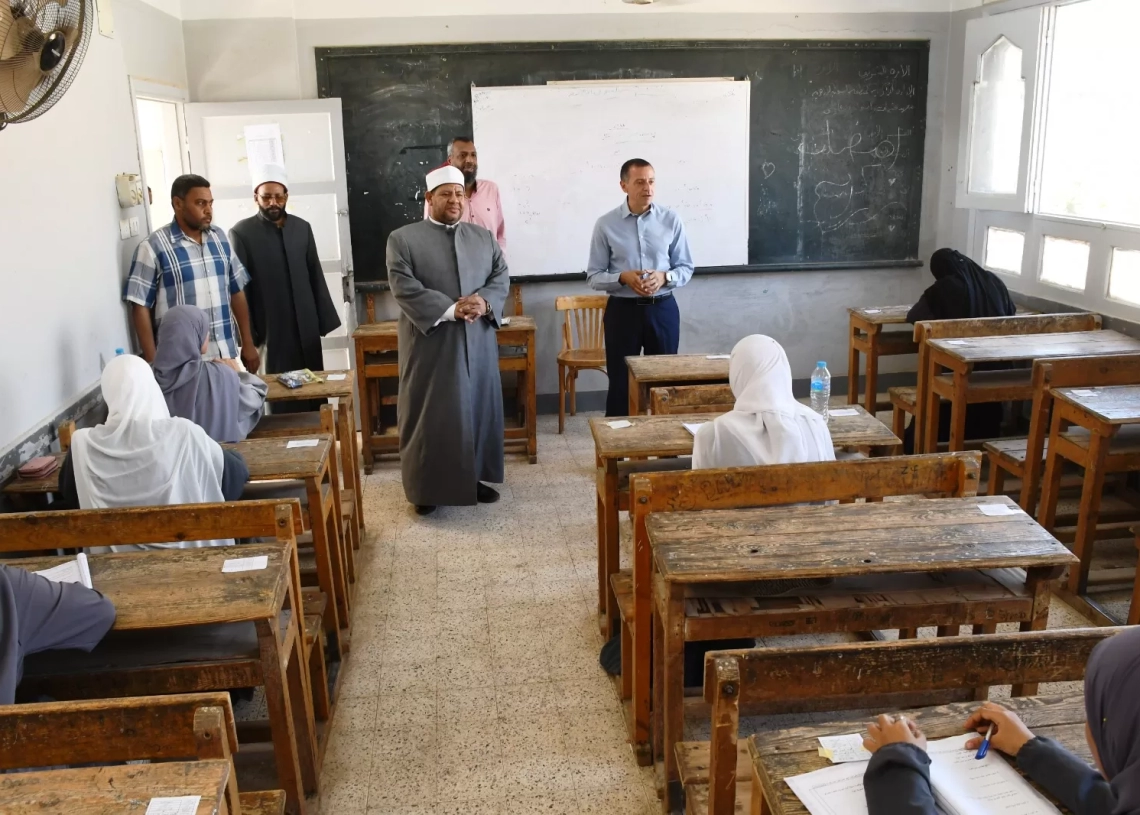 محافظ أسوان يتفقد لجان إمتحانات الشهادة الثانوية الأزهرية للتأكد من إنتظامها وتحقيق الإنضباط الكامل بها 18 - جريدة المساء