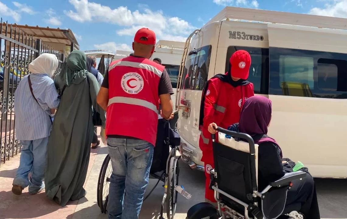 الهلال الأحمر يستقبل دفعة جديدة من المصابين من أهل غزة