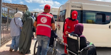 الهلال الأحمر يستقبل دفعة جديدة من المصابين من أهل غزة