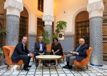 عمرو موسى يتوسط المشاركين