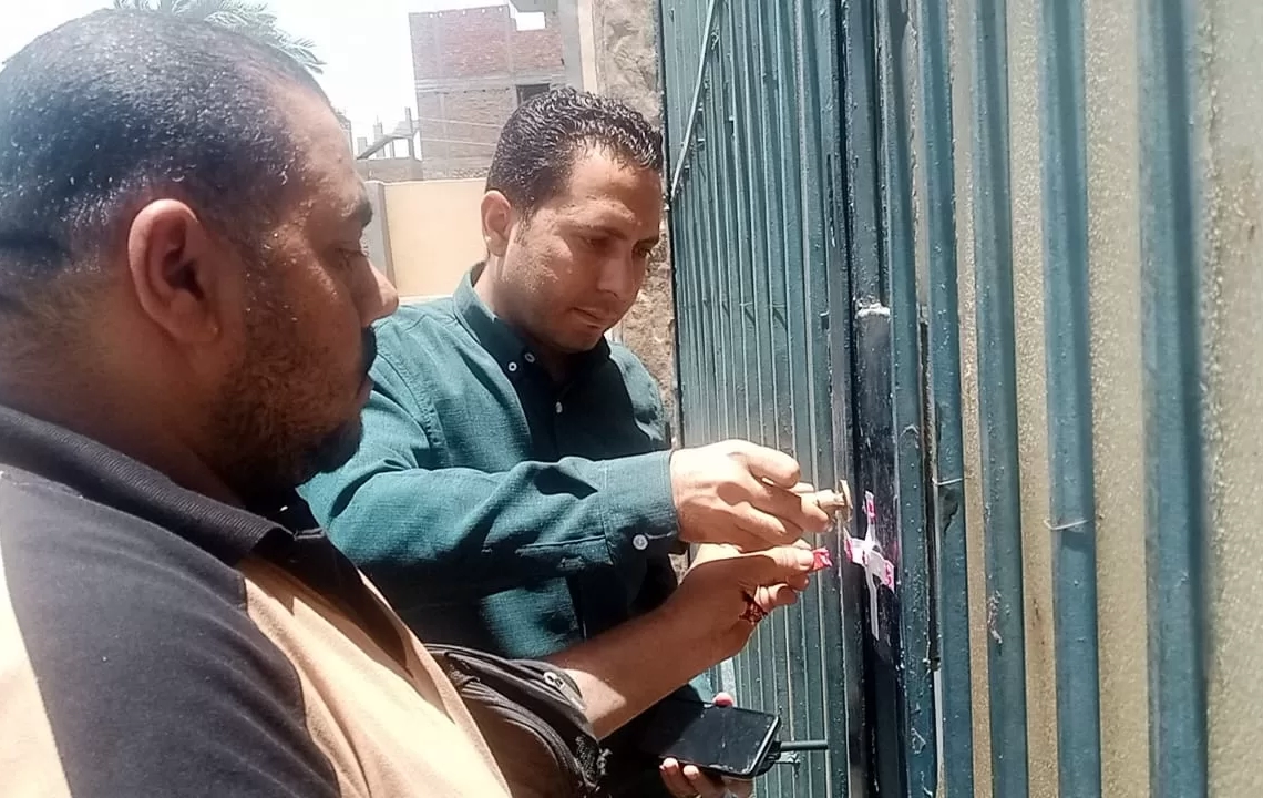 غلق وتشميع حمام سباحة وإنذار منشآت مخالفة لتقنين أوضاعها بنجع حمادي 19 - جريدة المساء