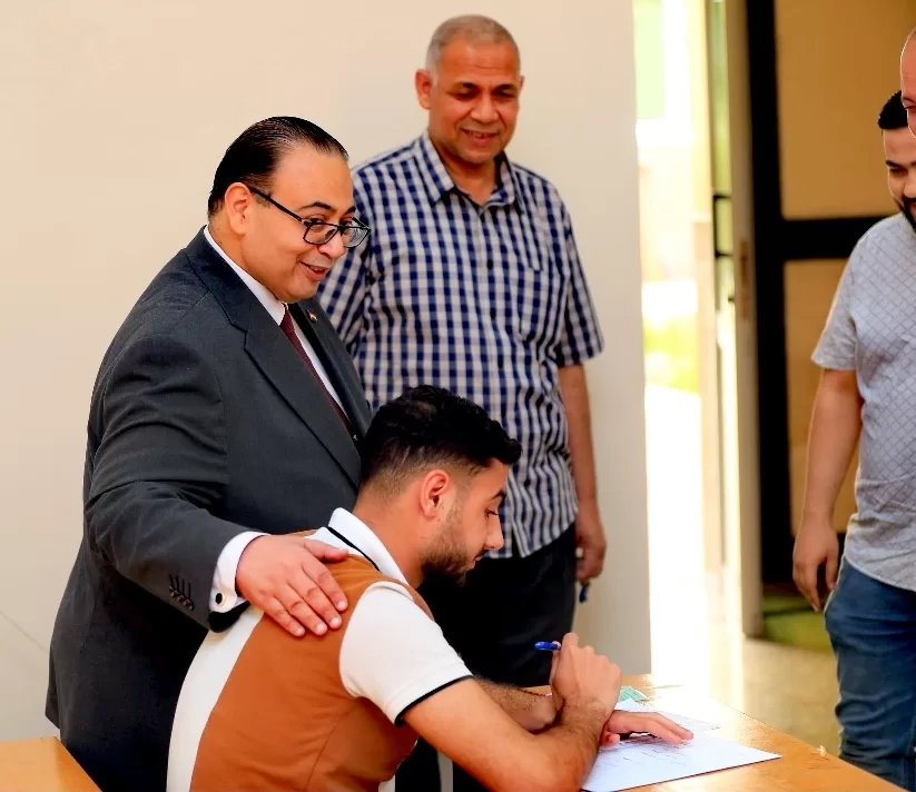رئيس جامعة كفر الشيخ تفقد أمتحانات كلية الحاسبات والمعلومات 19 - جريدة المساء