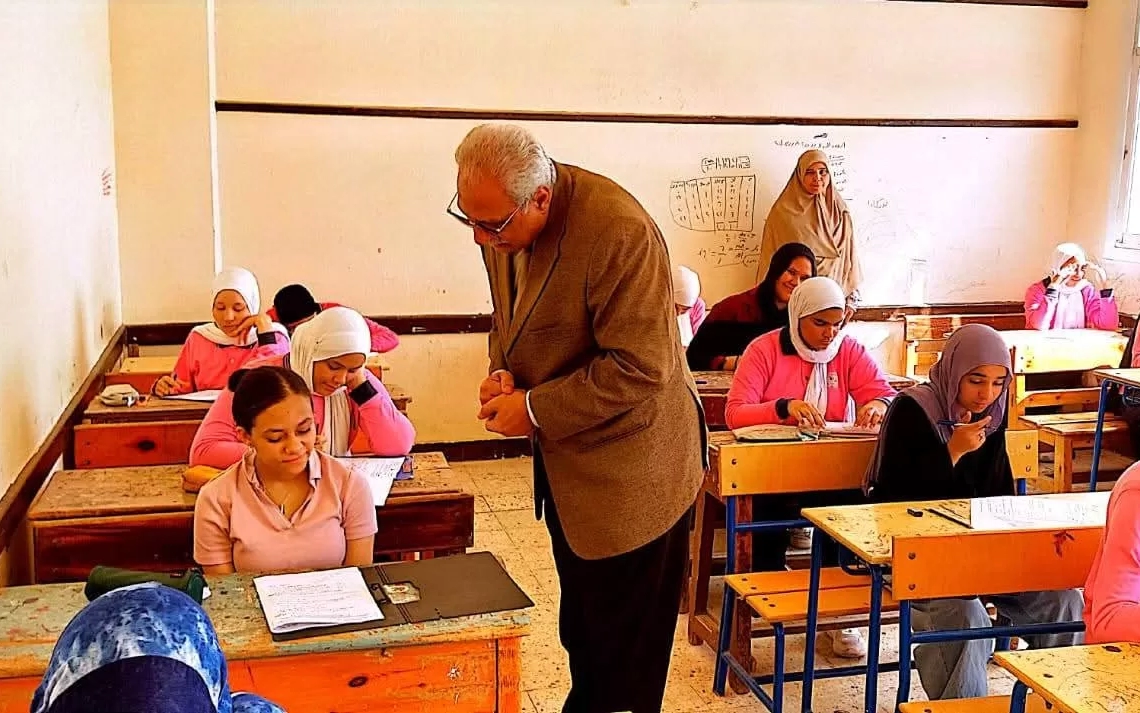 مدير التعليم يتابع انطلاق امتحانات الشهادة الإعدادية بالبحرالأحمر 19 - جريدة المساء