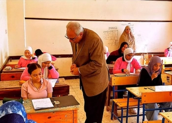 مدير التعليم يتابع انطلاق امتحانات الشهادة الإعدادية بالبحرالأحمر 15 - جريدة المساء