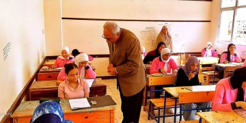 مدير التعليم يتابع انطلاق امتحانات الشهادة الإعدادية بالبحرالأحمر 1 - جريدة المساء