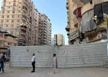 محافظ الجيزة يقرر صرف 10 آلاف جنيه إعانة عاجلة لـ60 أسرة متضررة بعقاري كفر طهرمس المائلين 23 - جريدة المساء