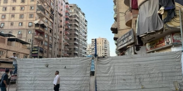 محافظ الجيزة يقرر صرف 10 آلاف جنيه إعانة عاجلة لـ60 أسرة متضررة بعقاري كفر طهرمس المائلين 1 - جريدة المساء