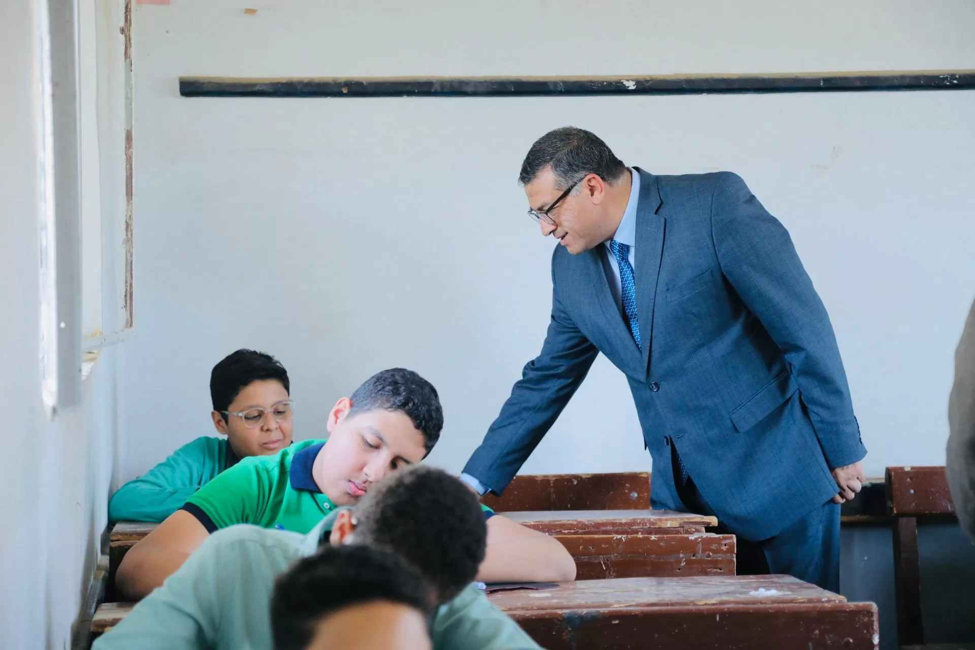 محافظ قنا يتفقد لجان امتحانات الشهادة الإعدادية 16 - جريدة المساء