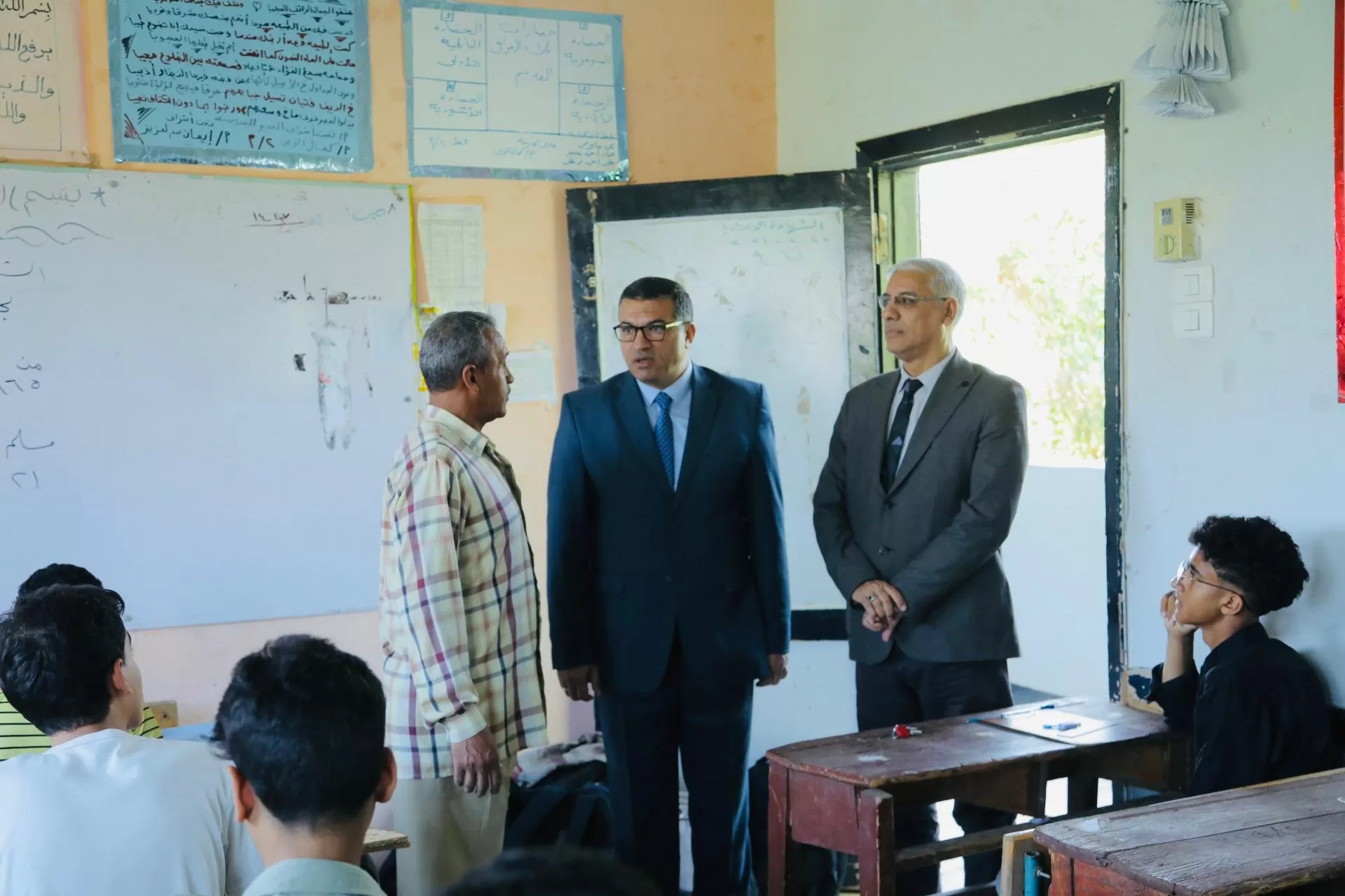 محافظ قنا يتفقد لجان امتحانات الشهادة الإعدادية 20 - جريدة المساء