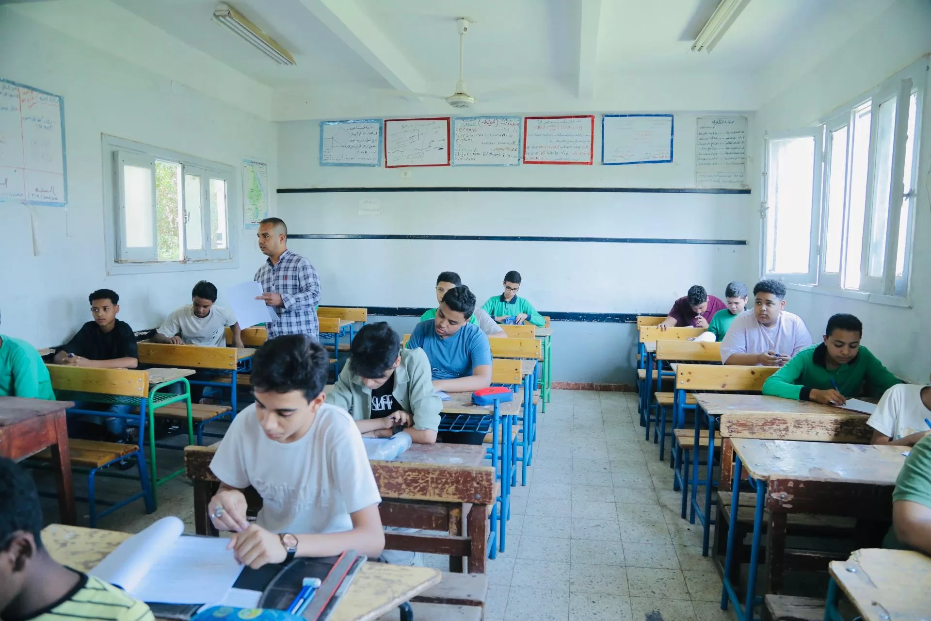محافظ قنا يتفقد لجان امتحانات الشهادة الإعدادية 26 - جريدة المساء
