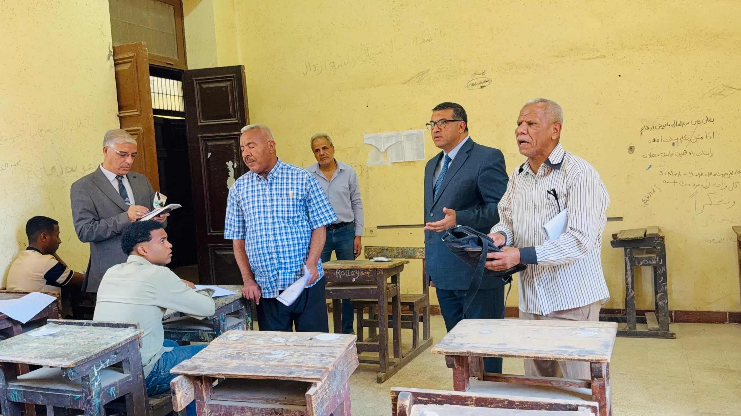 إحالة 4 ملاحظين ومراقب للتحقيق بعد رصد تجاوزات بلجنة دبلومات فنية بقنا 21 - جريدة المساء
