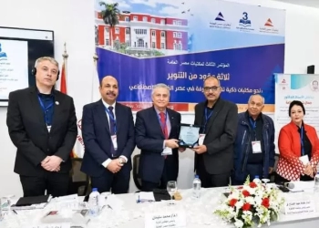 محافظ المنيا يهنئ مدير مكتبة مصر العامة لفوزه بالمركز الأول في البحث العلمي 29 - جريدة المساء
