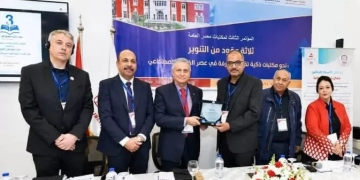 محافظ المنيا يهنئ مدير مكتبة مصر العامة لفوزه بالمركز الأول في البحث العلمي 1 - جريدة المساء